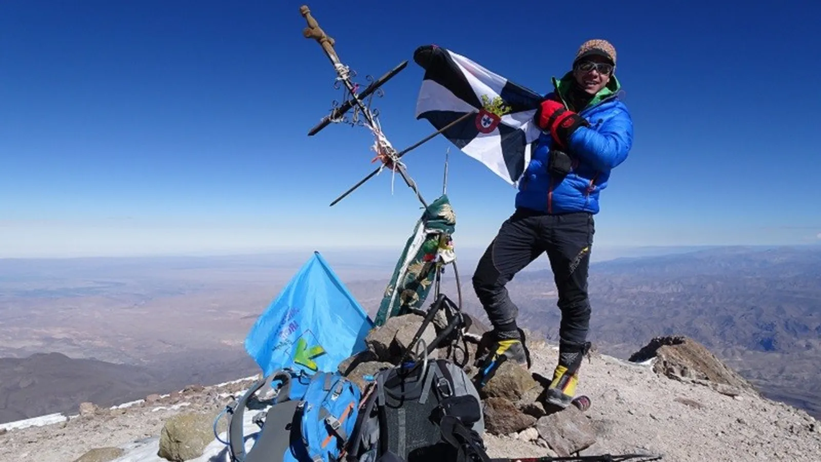 Diego Pozo coloca la bandera de Ceuta en lo mas alto del Chachani